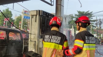 Detik-detik Kebakaran Mobil Merambat ke Tempat Pengisian BBM di Bogor