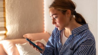Sudahi Kebiasaan Doomscrolling! Tak Semua Hal di Internet Perlu Diikuti