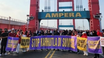 Spanduk 10 Meter Belum Merdeka dari Asap Bentang di CFD Jembatan Ampera