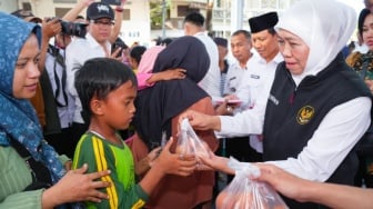 Gubernur Khofifah: Jatim Jaga Daya Beli, Masyarakat Pasuruan Serbu Pasar Murah & Bendera Merah Putih