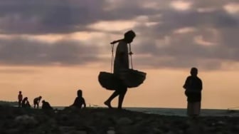 Di Tangan Nyoman Nadiana, Tradisi Garam Desa Les Terus Hidup dan Lekat dengan Masyarakat