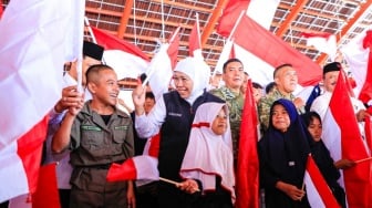 Khofifah Ajak Siswa Sekolah Rakyat Pasuruan Kobarkan Semangat Kemerdekaan Menuju Indonesia Emas