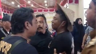 Aktivis Ngaku Dicekik Kades Saat Demo Tolak Utang Rp786 Miliar di Gedung DPRD