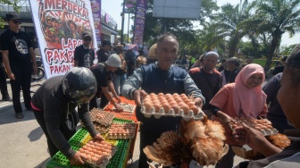 Warga membawa ayam dan telur yang dibagikan oleh Paguyuban Peternak Boyolali Bersatu saat melakukan aksi damai membagi ayam dan telur gratis di Boyolali, Jawa Tengah, Senin (10/8/2026). [ANTARA FOTO/Aloysius Jarot Nugroho/foc]