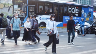 Para pekerja beraktivitas saat jam pulang kerja di kawasan Sudirman, Jakarta, Senin (10/8/2026). [Suara.com/Alfian Winanto]