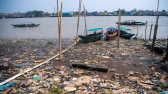 Sejumlah kapal kapal tradisional (kapal ketek) melintas di Sungai Musi Palembang, Sumatera Selatan, Senin (10/8/2026). [ANTARA FOTO/Nova Wahyudi/nz]