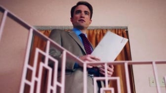 Rilis Trailer Perdana, Robert Pattinson Mainkan Dua Peran di Primetime