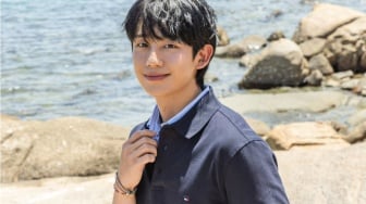 5 Inspirasi Outfit Soft Boy ala Jung Hae In untuk Gaya Harian yang Manis