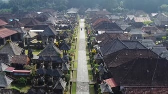 Nyoman Nadiana: Sosok di Balik Kebangkitan Garam Tradisional Bali yang Tembus Pasar Modern
