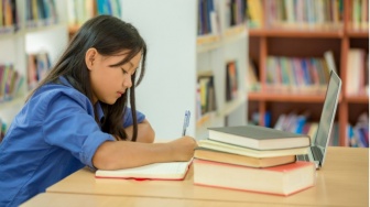 Disiplin Tanpa Nalar: Ketika Sekolah Lebih Sibuk Mengatur daripada Mendidik