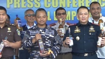 Siasat Licik dari Karawang: Ribuan Liter Miras Cukai Fotokopi Tercegat di Bakauheni