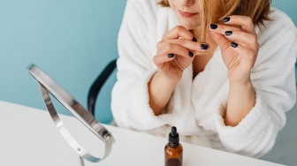 Apa Bedanya Hair Tonic dan Hair Serum? Ini Urutan Pemakaian yang Benar