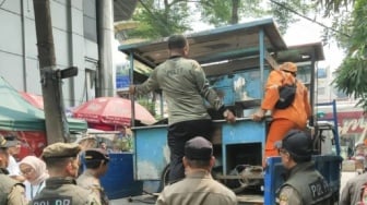 Jelang HUT RI dan 5 Abad Jakarta, Pemkot Jaksel Sikat PKL hinga Parkir Liar di Kalibata City