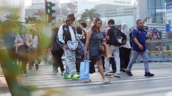 Para pekerja beraktivitas saat jam pulang kerja di kawasan Sudirman, Jakarta, Senin (10/8/2026). [Suara.com/Alfian Winanto]