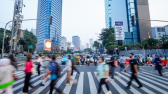 Para pekerja beraktivitas saat jam pulang kerja di kawasan Sudirman, Jakarta, Senin (10/8/2026). [Suara.com/Alfian Winanto]