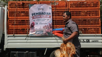 Warga membawa ayam petelur yang dibagikan gratis oleh peternak ayam petelur yang tergabung dalam Paguyuban Peternak Petelur Yogyakarta (P3Y) di kawasan Malioboro, Yogyakarta, Senin (10/8/2026). [ANTARA FOTO/Andreas Fitri Atmoko/foc]