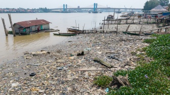 Foto udara Sungai Musi Palembang yang mengalami penurunan Tinggi Muka Air (TMA) di Palembang, Sumatera Selatan, Senin (10/8/2026). [ANTARA FOTO/Nova Wahyudi/nz]