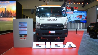 Truk Penyapu Jalan Isuzu GIGA FVR Dukung Layanan Publik Lebih Efisien