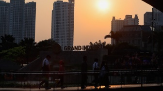 Para pekerja beraktivitas saat jam pulang kerja di kawasan Sudirman, Jakarta, Senin (10/8/2026). [Suara.com/Alfian Winanto]
