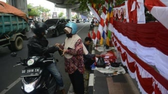 Siang Jual Bendera, Malam Jualan Sari Laut: Cerita Pedagang Musiman Menjemput Rezeki Kemerdekaan