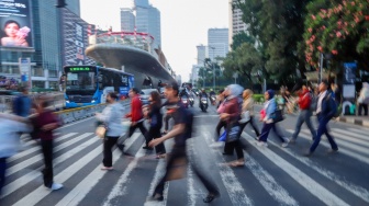 Para pekerja beraktivitas saat jam pulang kerja di kawasan Sudirman, Jakarta, Senin (10/8/2026). [Suara.com/Alfian Winanto]