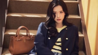 4 Padu Padan Outfit Stripe ala Jisoo BLACKPINK, Buat yang Suka Gaya Preppy!