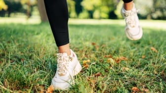 5 Sepatu jalan Terbaik untuk 10 Ribu Langkah per Hari, Nyaman dan Anti Pegal-pegal