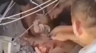 Detik-Detik Menegangkan, Tim SAR Evakuasi Bayi 6 Bulan dari Reruntuhan Gempa Kolombia