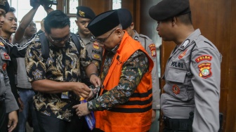 Terdakwa kasus dugaan korupsi kuota haji Yaqut Cholil Qoumas saat datang untuk menjalani sidang pembacaan dakwaan di Pengadilan Tipikor, Jakarta, Selasa (11/8/2026). [Suara.com/Alfian Winanto]