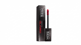 5 Cara Pakai Make Over Lip Glazed agar Tidak Lengket di Bibir, Efek Glossy Awet Seharian