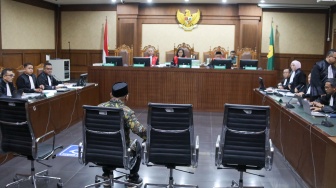 Terdakwa kasus dugaan korupsi kuota haji Yaqut Cholil Qoumas saat menjalani sidang pembacaan dakwaan di Pengadilan Tipikor, Jakarta, Selasa (11/8/2026). [Suara.com/Alfian Winanto]