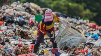 Pemulung memilah sampah plastik di tempat pembuangan akhir (TPA) di Ternate, Maluku Utara, Selasa (11/8/2026). [ANTARA FOTO/Andri Saputra/tom]