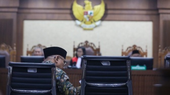 Terdakwa kasus dugaan korupsi kuota haji Yaqut Cholil Qoumas saat menjalani sidang pembacaan dakwaan di Pengadilan Tipikor, Jakarta, Selasa (11/8/2026). [Suara.com/Alfian Winanto]