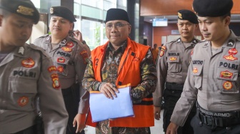 Terdakwa kasus dugaan korupsi kuota haji Yaqut Cholil Qoumas saat datang untuk menjalani sidang pembacaan dakwaan di Pengadilan Tipikor, Jakarta, Selasa (11/8/2026). [Suara.com/Alfian Winanto]
