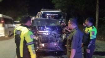 Alphard Ringsek Dihantam Trailer, KH Anwar Zahid Tetap Berangkat Dakwah