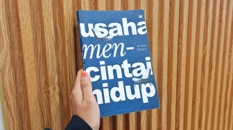 Usaha Mencintai Hidup: Belajar Bangkit Ketika Hidup Tak Lagi Seperti Dulu