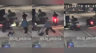 Terekam CCTV! Wanita di Bekasi Ditendang dan Diseret Begal Sebelum Motornya Dirampas