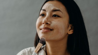 Skin Tint Adalah Base Makeup yang Bagaimana? Ini 3 Rekomendasi dengan Hasil Flawless