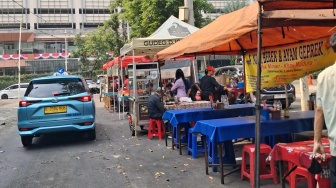 Sudah Puluhan Tahun Makan Badan Jalan, Kenapa PKL Taman Kemang Belum Ditertibkan?