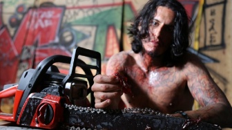 Khali the Killer Malam Ini di Trans TV: Dilema Pembunuh Bayaran demi Biaya Berobat Nenek