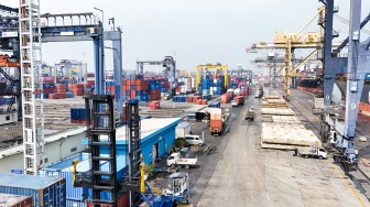 Suasana bongkar-muat peti kemas di Pelabuhan Jakarta International Container Terminal (JICT), Tanjung Priok, Jakarta, Rabu (12/8/2026). [Suara.com/Alfian Winanto]
