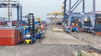 Suasana bongkar-muat peti kemas di Pelabuhan Jakarta International Container Terminal (JICT), Tanjung Priok, Jakarta, Rabu (12/8/2026). [Suara.com/Alfian Winanto]
