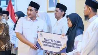 Serahkan Beasiswa Santri, Taj Yasin Dorong Integrasi STEM dan Nilai Pesantren