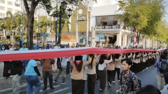 Bentangkan Merah Putih 1.000 Meter, Serukan Rakyat Masih Bersatu di Tengah Persoalan Bangsa
