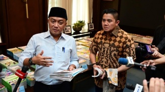 Revisi Buku Ajar atau Nasib Guru, Mana Prioritas Pendidikan Nasional?