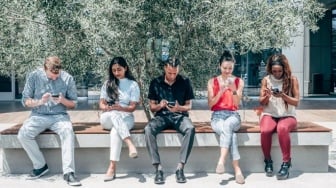 Bukan Sekadar Ikut Tren: Memaknai Kemerdekaan Digital Gen Z di Tengah Gempuran FOMO