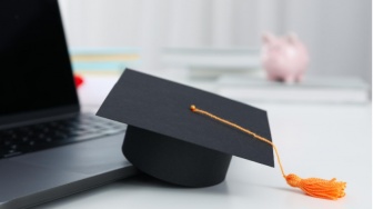 Fenomena Overeducation Lulusan S1: Potret Ketimpangan Gelar dan Pekerjaan