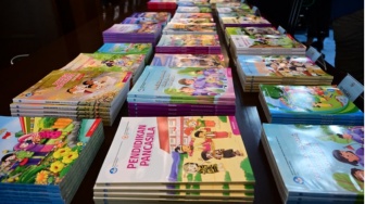 Font Buku Terlalu Kecil, Buku Ajar Dirombak: Gaji Guru Kapan Menyusul?