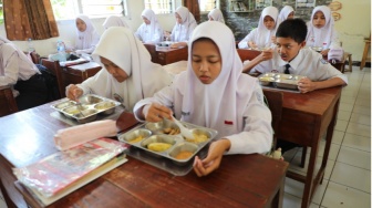 Kepala BGN Minta Guru Santap MBG: Perlukah Sekolah Mengisi Celah Sistem?
