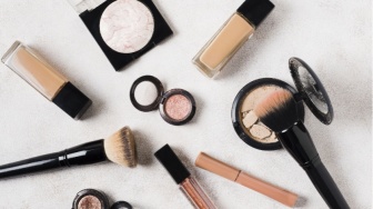 Mikroplastik dalam Kosmetik: Bagaimana Produk Kecantikan Bisa Mencemari Lingkungan?